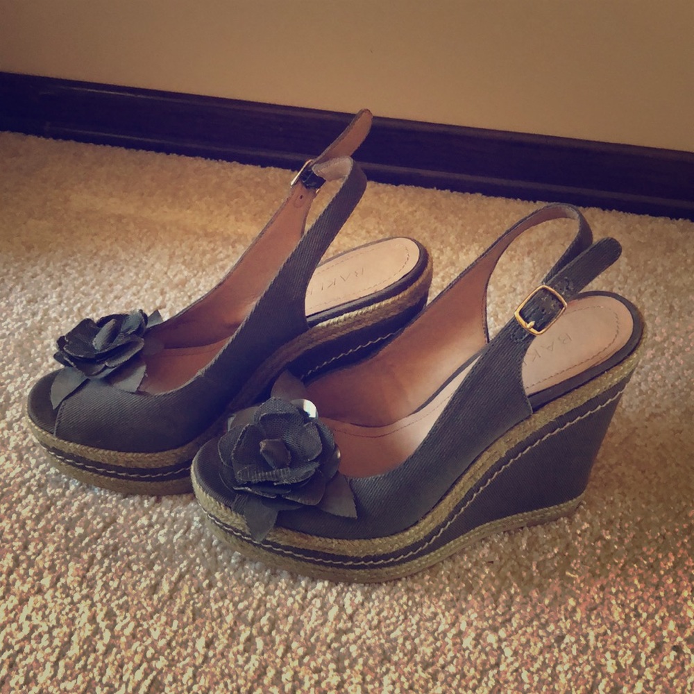 Wedges with flower